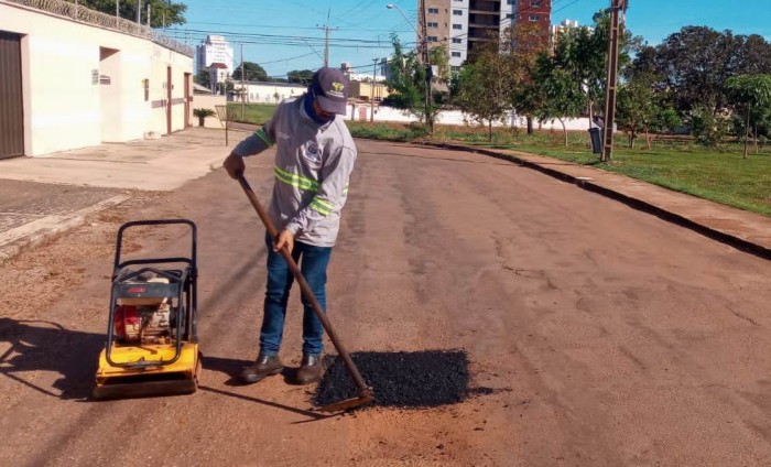 Setores Sônia Regina, Santa Bárbara, Jardim Janaína e Aureny III recebem tapa-buraco