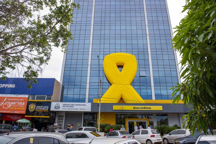 Sede do Executivo Municipal recebe laço em alusão à campanha Maio Amarelo 2023