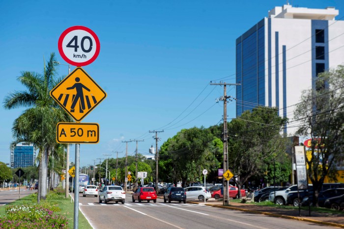 Avenidas da Capital recebem renovação da sinalização vertical